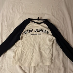 Tröja - Säljer denna tröja från hm i storlek S för 60kr + frakt