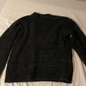 Glittrig stickad - Säljer denna fina stickade från hm för 40kr 