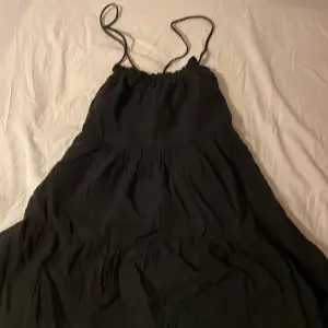 Säljer denna jätte fina svart klänning från zara i storlek S för 150kr + frakt