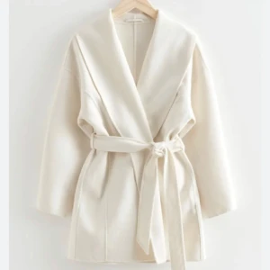 HM Kappa  - Kappa från HM, använd tiotal gånger. Slut online, inte exakt samma som första modellen men samma ”stil”, sitter lika fint på! Den är gräddvit 