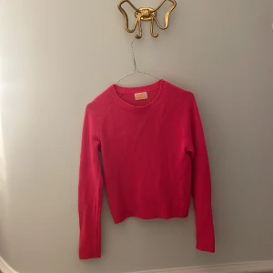 From future tröja - Säljer mina älskade from future tröja. Den är 100% i cashmere och super skön. Säljer då den inte kommer till användning. Vill även informera om ett superlitet hål (se sida 3) men syns inte! Vill endast att köparen är medveten om det! ❤️Ställ gärna frågor.