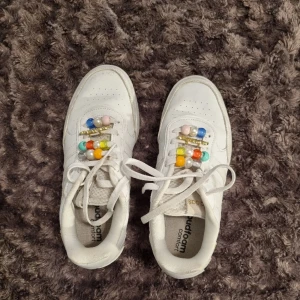 Vita Addidas skor - Ett par Vita Addidas skor, använda 2 gånger, pälorna på skorna går att ta av. Ett par väldigt bekväma och snygg sneakers. Pris kan diskuteras⚡️🫶💗 klicka inte direkt på köp nu utan skriv dm först🫶