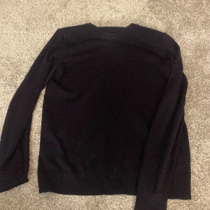 Stickad tröja  - Jätte fin marinblå stickad tröja från arket💞