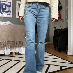 Gina bootcut jeans  - Helt oanvända bootcut jeans från Gina, slutsålda!! Superfin blå färg med slitning på ena knät💥 Säljes då jag inte får användning för dem, nypris ca 500-600!