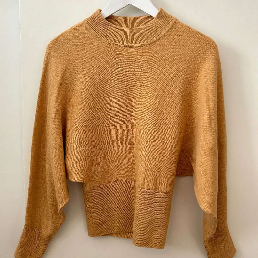 En stickad tröja från Gina Tricot i storlek XS. Använd en gång. Färgen är svår att göra rättvis på bild, men den är orange/varm senapsgul.. Stickat.