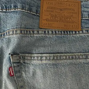 Säljer nu mina Ljusblå Levis Jeans.  Storlek W 32. L 32.  Modell 502 Jeansen har inga hål eller defekter. De är köpta på Levis butiken. Skriv för fler bilder.