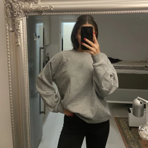 Tröja  - Mysig grå tröja, perfekt passform!✨