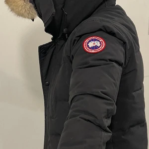 Canada Goose herr S - Säljer min canada Goose vinterjacka för herr i Stl S, lite sliten äkta har inget kvitto men kan följa med till närmaste butik för att bevisa äkthet  Finns att hämta i kista eller mötas upp eventuellt i Stockholm   Priset kan diskuteras vid snabb affär 