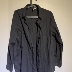 Mörkblå skjorta i bra kvalitet  - Säljer då den inte kommer till användning 