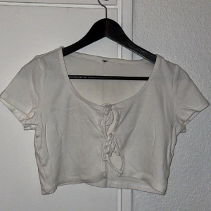 Liten t-shirt från hm - En liten t-shirt från hm i storlek xs, ser ut som nyskick 