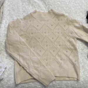 Stickad tröja med pärlor - Använd endast två gånger och tvättad en gång, men ser som ny ut. Super mjuk och mysig! Passar perfekt nu på vintern och julen 🙌🏻