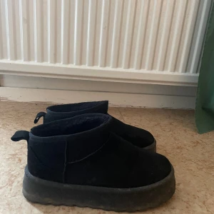 Uggs fake - Ett par jättefina Uggs liknande skor. Dem är inte alls mycket använda. Supersköna och varma nu i vinter. Hör av er vid frågor✨