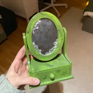 Grönmålad spegel med låda för ex smycken. Stylad av mig när jag var yngre men säljer för använder inte. 