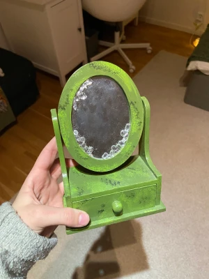 Liten spegel  - Grönmålad spegel med låda för ex smycken. Stylad av mig när jag var yngre men säljer för använder inte. 