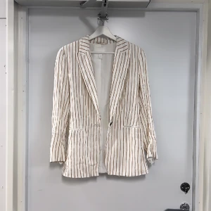 Kavaj från H&M - Fin kavaj, använd ett fåtal gånger, bra skick.