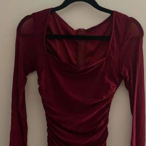 Röd meshklänning. Storlek XS, har dragkedja i ryggen. Går till lite ovanför knäna på mig, 168 cm. 200 kr + frakt! 🩷