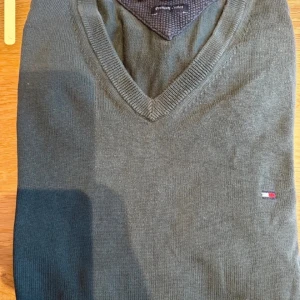 Tommy Hilfiger tröja - Säljer denna tommy hilfiger tröja BILLIGT då den inte längre används🔥 skick 10/10 och pris kan även diskuteras
