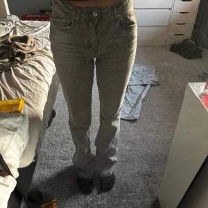Säljer nu mina jättefina grå jeans från Gina tricot i storlek 38. Jag har vanligtvis 36 men de sitter bra på mog. Dem är i bra skick och säljer då dem inte kommer t andväning. 