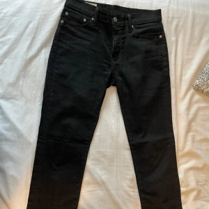 Levis 511 (helt nya) - Helt oanvända Levis 511 i storleken W30 L32. Nypris 1099, jag släpper dom för 200kr!