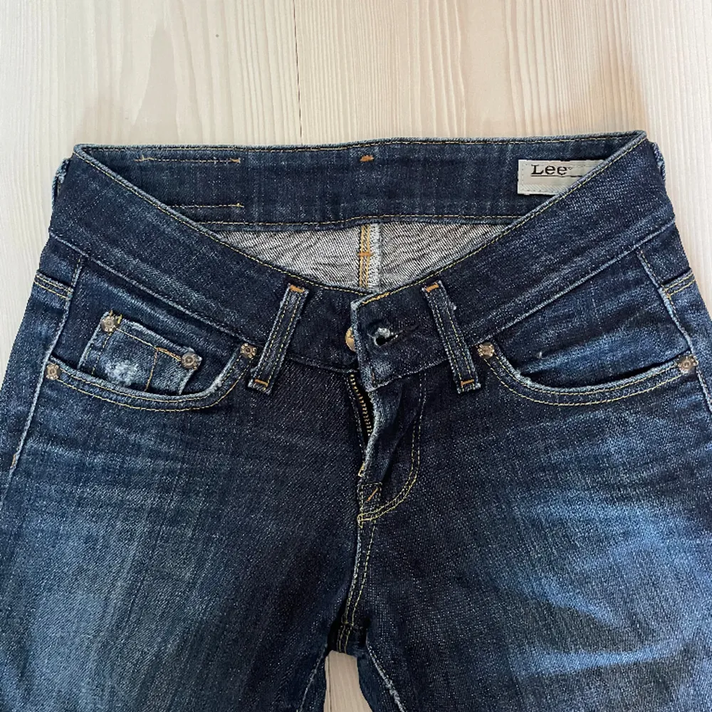 Supersnygga Lågmidjade lee jeans! Midjemåttet är 64 och innerbenslängden är 76.  Har inga bilder med byxorna på då de är för små för mig!. Jeans & Byxor.