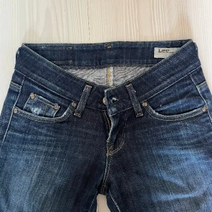 Lowwaisted lee jeans - Supersnygga Lågmidjade lee jeans! Midjemåttet är 64 och innerbenslängden är 76.  Har inga bilder med byxorna på då de är för små för mig!