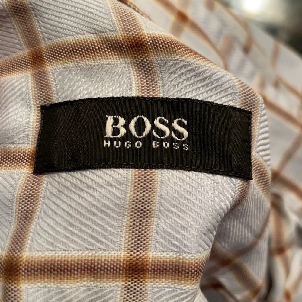 Rutig skjorta från Hugo boss. Perfekt skick. . Skjortor.