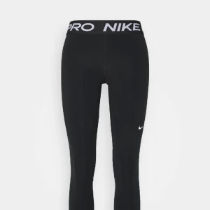 nike pro byxor - nike pro byxor som jag köpte för kanske 6 månader sen. nypris: 500kr från intersport. Kommer inte till andvändning då jag har massor av träningsbyxor. Storlek S, jag är cirka 170cm. inga defekter väldigt bra skick. använda 1 eller 2 gånger. ❤️❤️