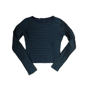 Randig tröja - En randig långärmad tröja från Subdued köpt i Paris. Den är lite croppad för mig som vanligtvis är en Medium. Använd bara några gånger. Hör av dig🥰