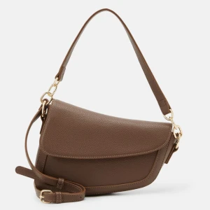 Brun trendig väska - Säljer en helt oanvänd väska från zalando. Denna väskan är väldigt trendig nu i höst och vinter💗 