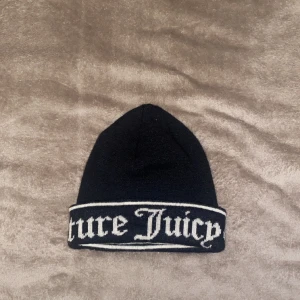 Mössa - Oanvänd juicy couture mössa. Den är fin men jag använder inte mössa🫶🏼 Pris kan diskuteras