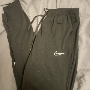 Fotboll - Fotbollsbyxor eller träningsbyxor eller mjukisbyxor, funkar till mycket, använt skick 