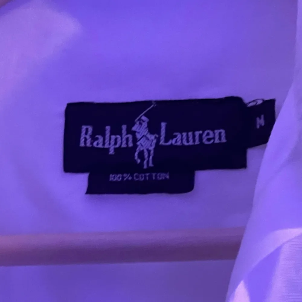 Säljer min Ralph Lauren skjorta , använd cirka 2-3 gånger. 100% bomull.  Priset kan diskuteras 💓. Blusar.