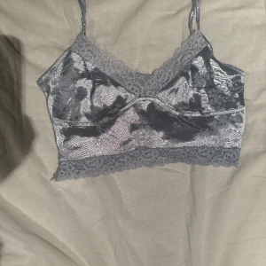 Linne - Superfint silkeslinne med spetsdetaljer, blommor, dragkedja och justerbara axelband.