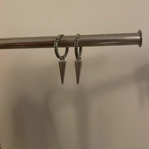 Edblad örhängen  - Säljer dessa populära silver örhängen ifrån Edblad! Knappt använda så fint skick. Nypris 449 men säljer för 300kr💕köpare står för hela frakten