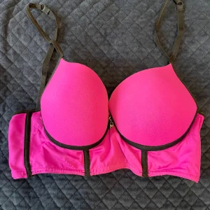 Rosa bralette Leonisa - En rosa bralette med svarta detaljer från Leonisa. Storlek ungefär 65B ✨ (frakt ingår ej)