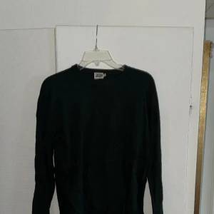 Cool tröja från twist & tango  - Säljer denna tröja från twist & tango. Den hae ribbade ärmar samt att den har en slits på vardera sida 🫶🏼