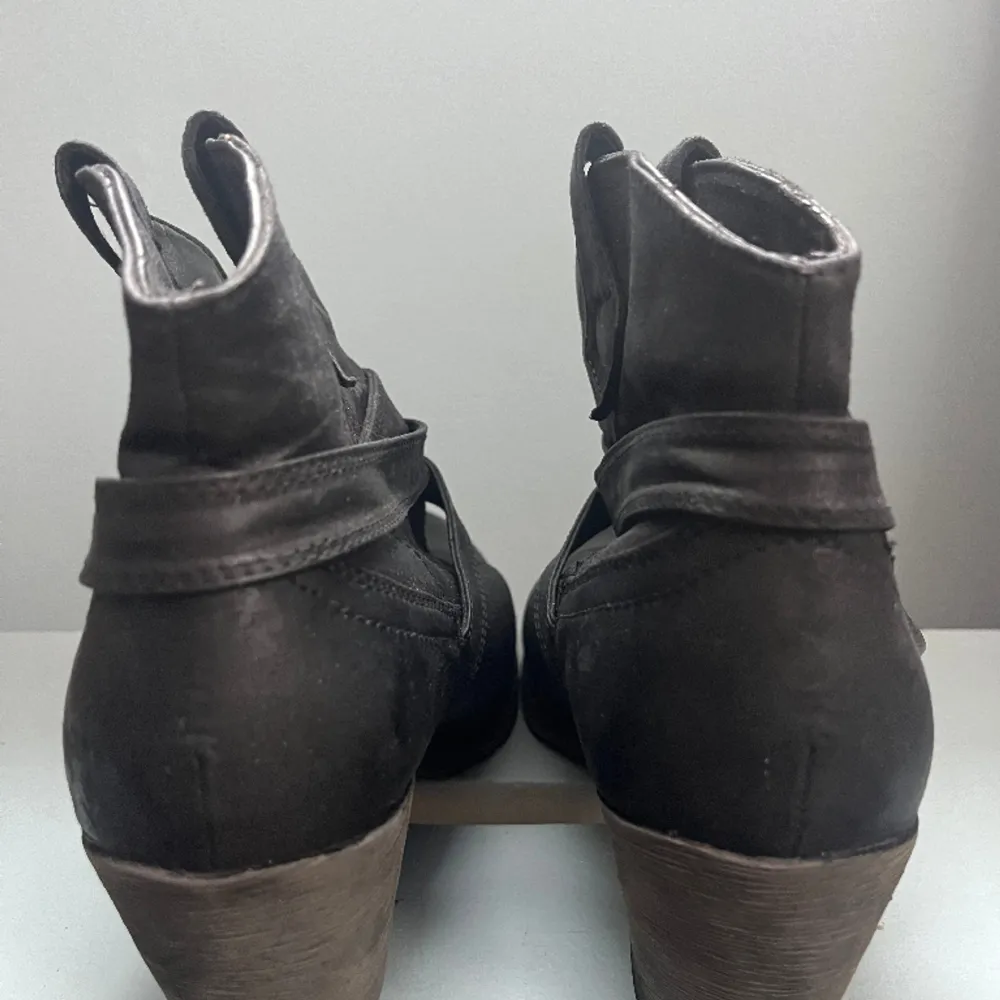 Ankel boots från Rocket Dog i svart skinn med snygga detaljer. Rund tåstil.  Nypris 995:- Använd 3-4 ggr. . Skor.