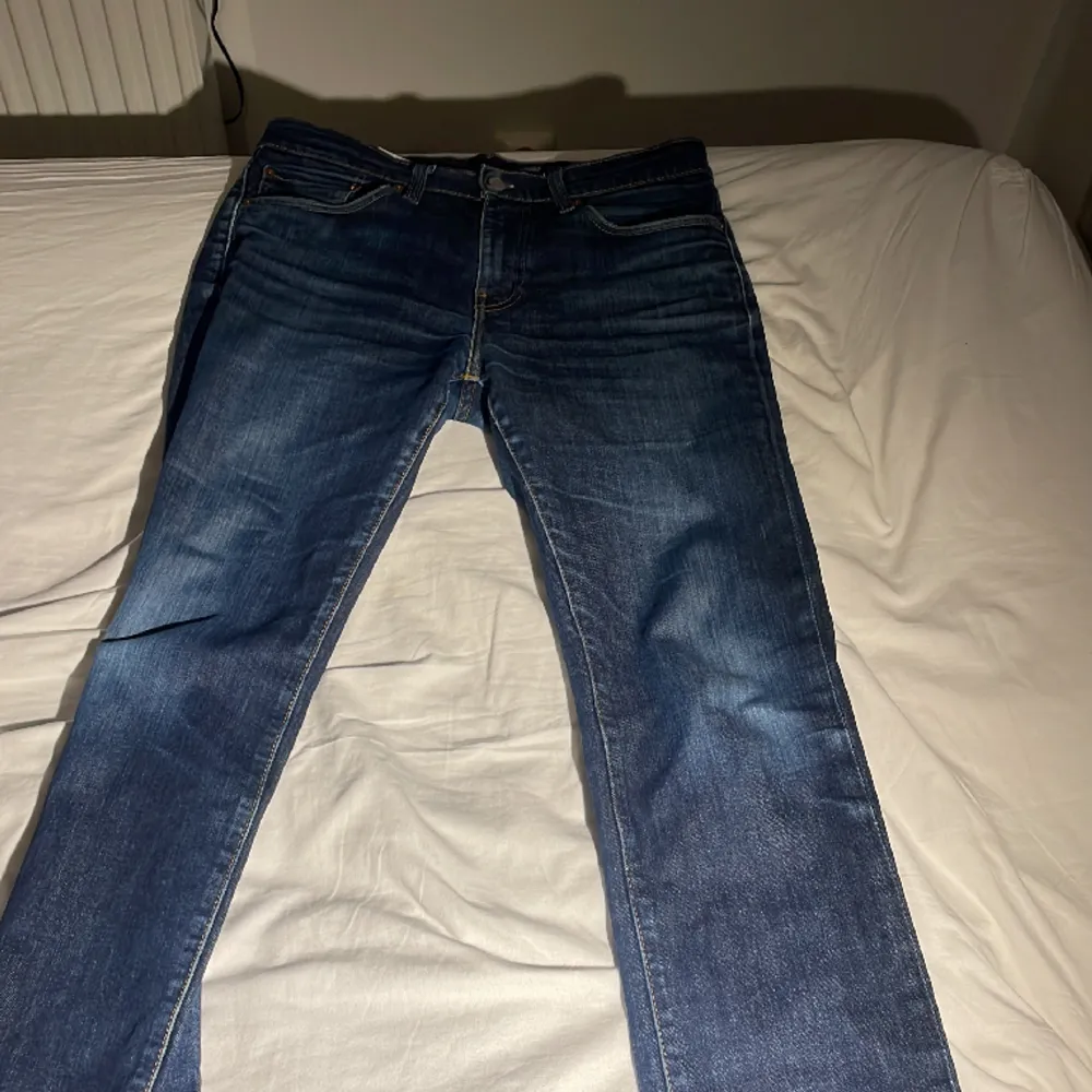 Sköna jeans från Levis i ljusblått . Jeans & Byxor.
