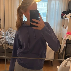 Hoodie - Superfin blå hoodie, kommer ej till användning längre! Storlek Xs men passar mig bra som brukar ha s/ m🫶🏻