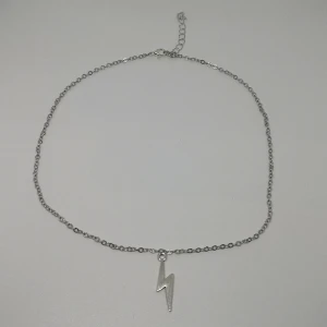 Halsband ~blixt~ - Halsband som är gjort/designat av mig. Det är nytt/oanvänt. Längd: Ca 42 cm + ca 5 cm extra länk ⚡
