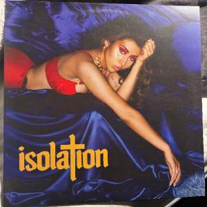 Kali Uchis Isolation vinyl köpt 2018, i bra skick. Säljer för spelar inte längre. Featuring Tyler The Creator.