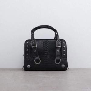Ursnygg svart väska från Zara med nitar på. Säljs ej längre.