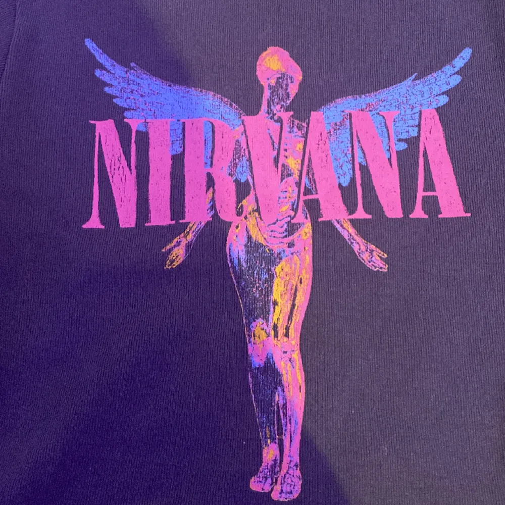 Säljer denna Nirvana tröjan som såldes på H&M. Köptes för 300 kr. Den är i bra skick, knappast använd. Skriv privat för ännu flera frågor eller bilder!. T-shirts.