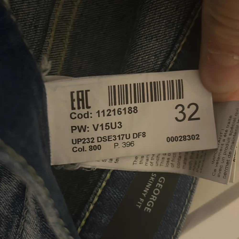 Dondup jeans i modellen George skinny fit. Storlek 32. Köpta för 3200kr. Inte särkilt använda och inga skador. . Jeans & Byxor.