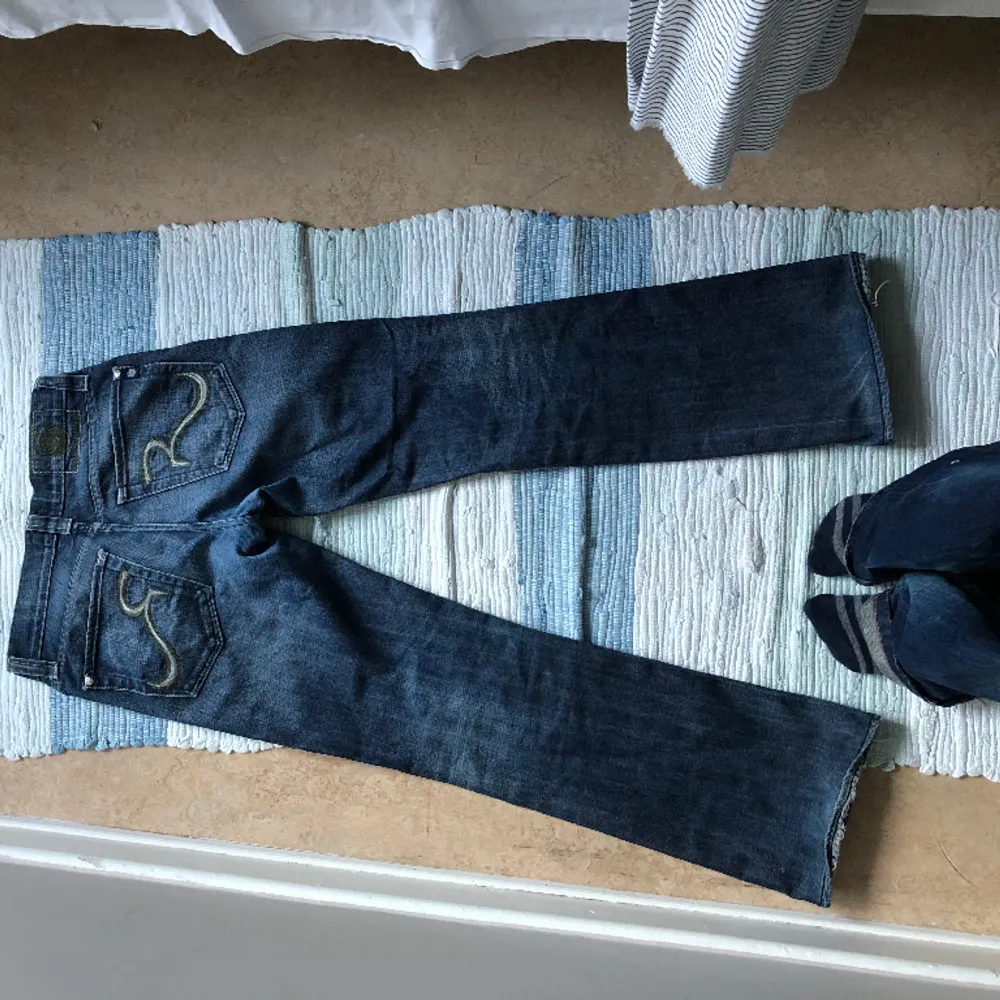 Sjukt coola jeans från rock republic! De är low waist och typiska Y2k jeans. Tveka inte att höra av dig💙. Jeans & Byxor.