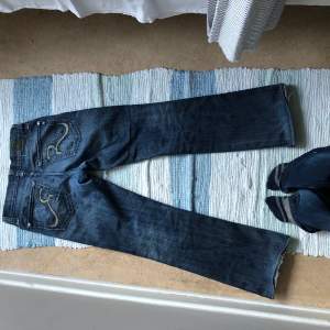 Sjukt coola jeans från rock republic! De är low waist och typiska Y2k jeans. Tveka inte att höra av dig💙