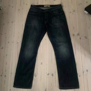 Super snygga baggy jeans från Wrangler med Cool tvätt! 40cm tvärs över midjan, Innerbenslängd 77cm