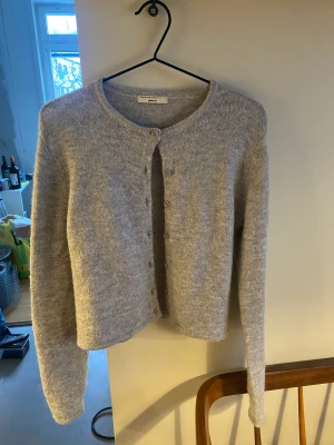 Stickad kofta - Jätte fin stickad kofta! Bara använd fåtal gånger! 