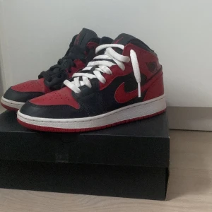 Jordan 1  - Säljer mina Jordan 1 mid ”Banned” köpta på restocks för 1250 det är stl 35.5 säljer pga av försmå