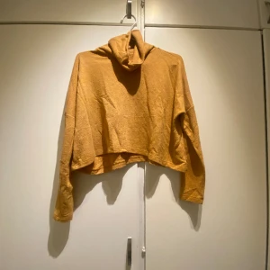 Stickad tröja  - Senapsgul tröja. Lite croppad (under naveln) i storlek S